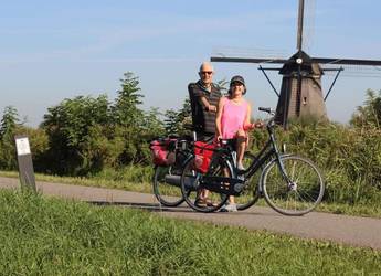 cyclists at Kinderdijk